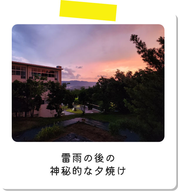 雷雨の後の神秘的な夕焼け